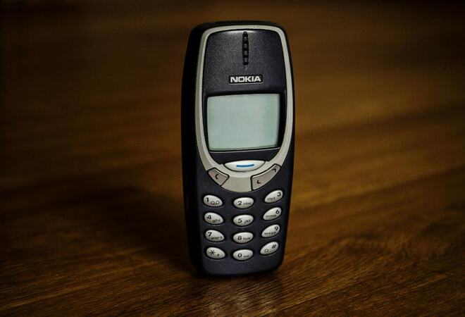 Gamel Nokia telefon står på bordet