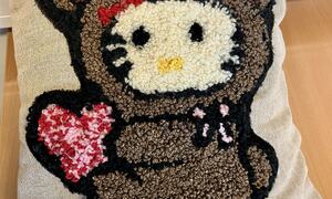 Pute i punchneedleteknik med bamse på