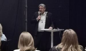 En an med ordførerkjede snakker i mikrofon