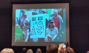 Masse folk sitter i salen og ser på presentasjon