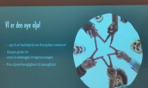 Masse folk sitter i salen og ser på presentasjon