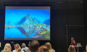 Masse folk sitter i salen og ser på presentasjon