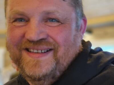 En berørt Roy Henning med NISKs Gullmerke på brystet mottok stående ovasjoner fra irsksetterfolket i nord.