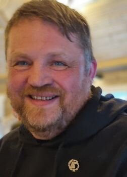 En berørt Roy Henning med NISKs Gullmerke på brystet mottok stående ovasjoner fra irsksetterfolket i nord.