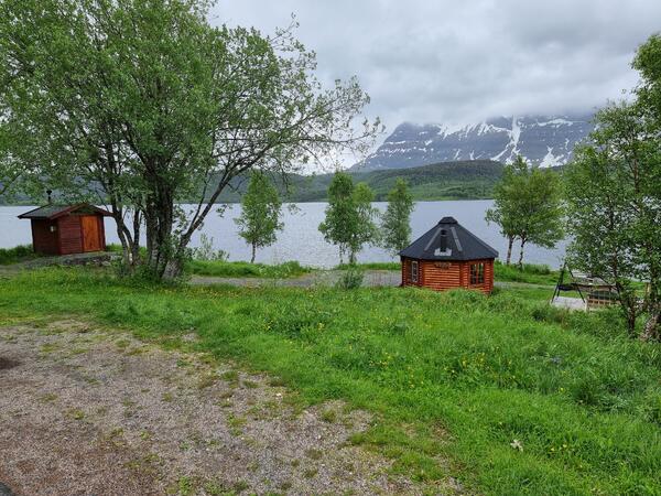 Foto av grillhytta og området