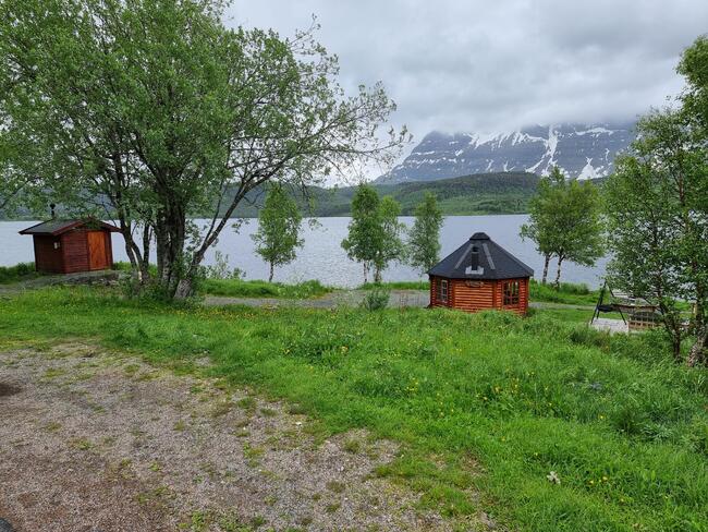 Foto av grillhytta og området