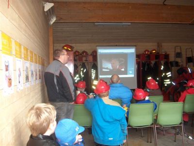 Ungene fikk se film om brannvern.