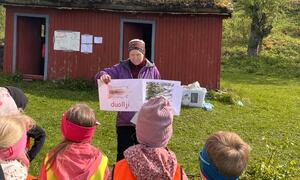 Barn hører på informasjon som blir gitt
