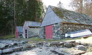 gamle naust ved sjø