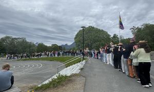 Masse folk står i kø