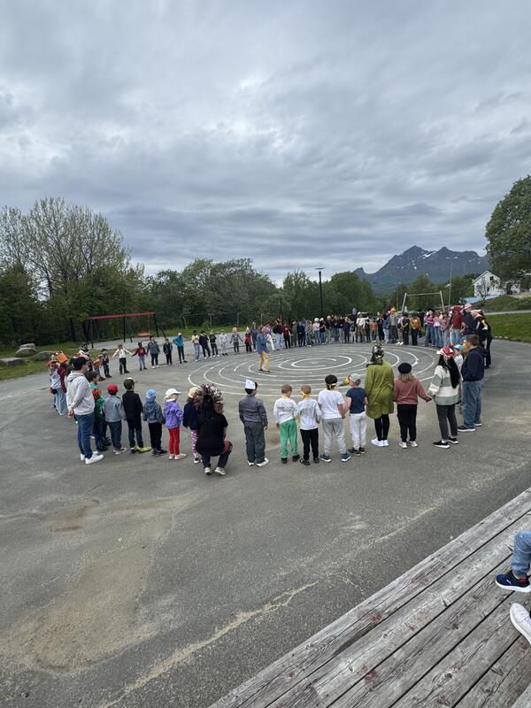 Elever på skolen står i sirkel ute