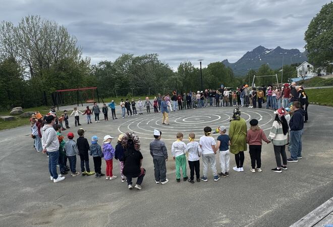 Elever på skolen står i sirkel ute