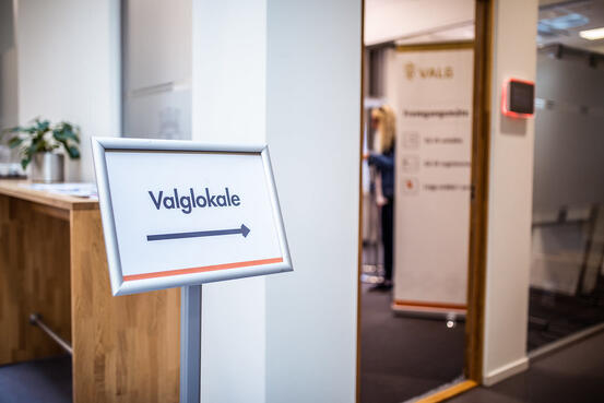 Skilt Valglokale med pill