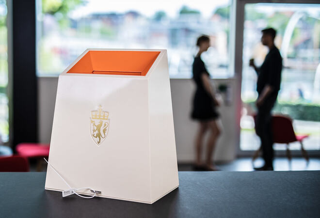 Valgurne står på bordet, bak vises to personer