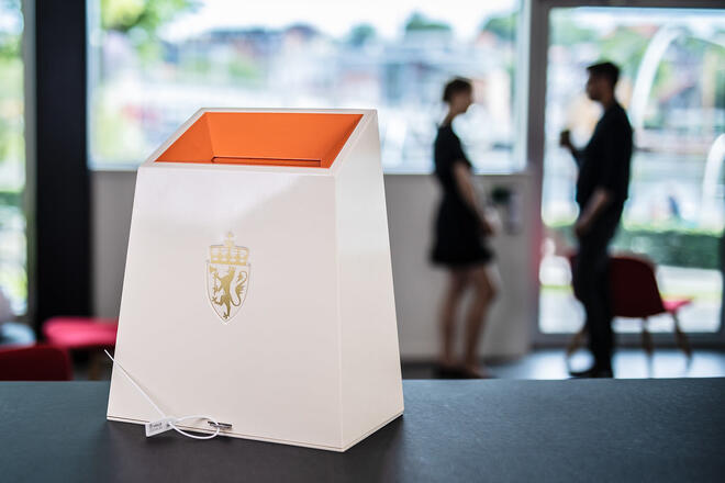 Valgurne står på bordet, bak vises to personer