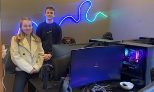 Vilma og Ola fornøyd etter å ha montert opp gaming pcene