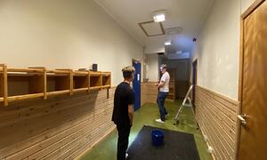 Gutta forbereder til maling