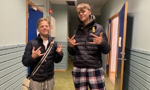 Matheo og Teodor fornøyd med overstått malerjobb