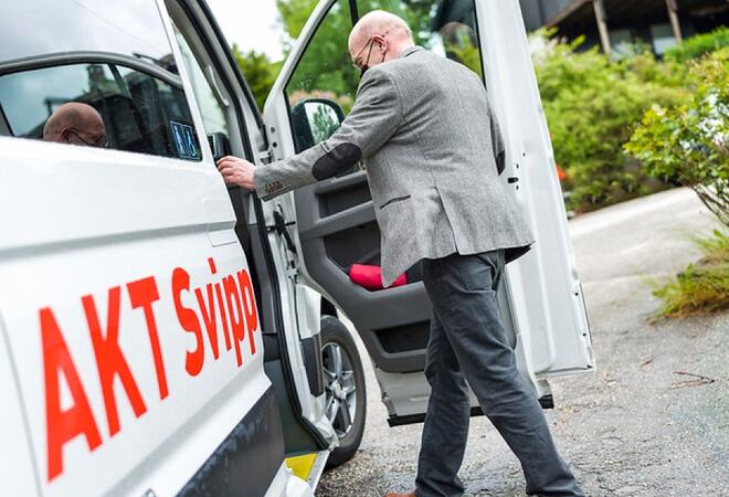 Bilde av bil med AKT svipp logo