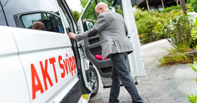 Bilde av bil med AKT svipp logo