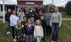 Stor gruppe av elever og voksne