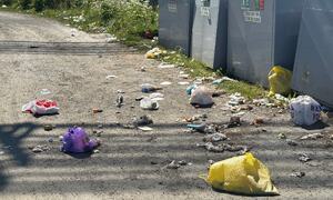 Søppel ved containere