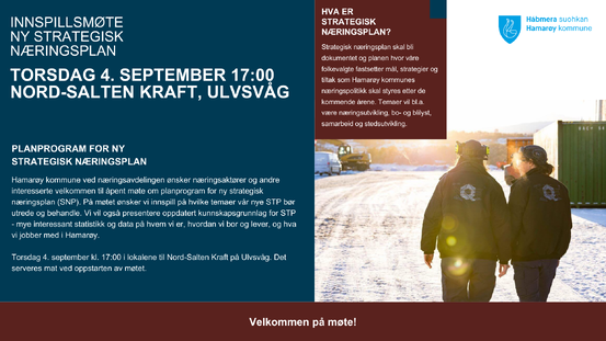 To menn i arbeidsklær går på industriområdet i vinterdag