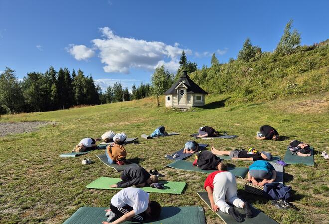 Ungdom gjør yoga ute