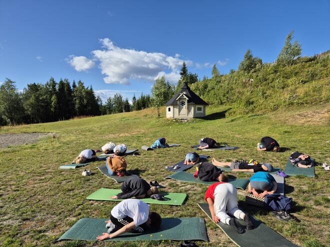 Ungdom gjør yoga ute