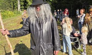 Mystisk skikkelse i svart