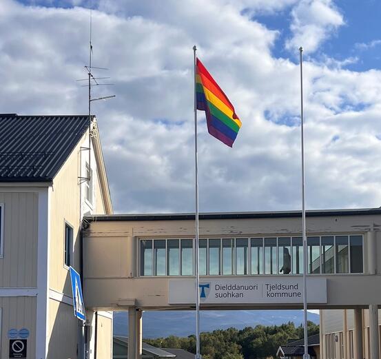 Prideflagg ved Tjeldsund rådhus