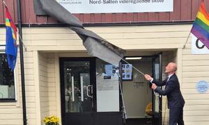 En mann avdukker skilt på skole
