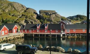 Utsikr fra vinduet mot røde sjøhus