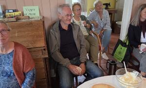 Folk rundt bordet