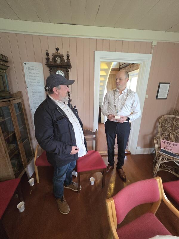 ordfører overrekker spenna