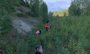 Tre barn med ryggsekk går tur