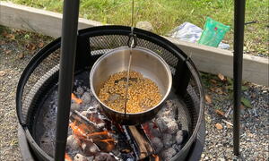 Kasserolle med popcorn på varming