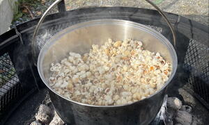 Ferdig popcorn på bål