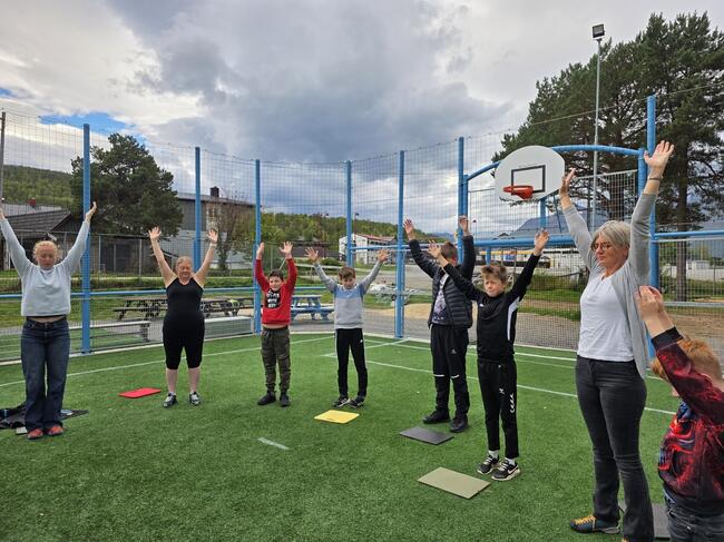 Folk står med hendene oppe
