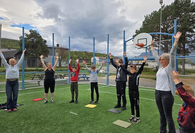 Folk står med hendene oppe