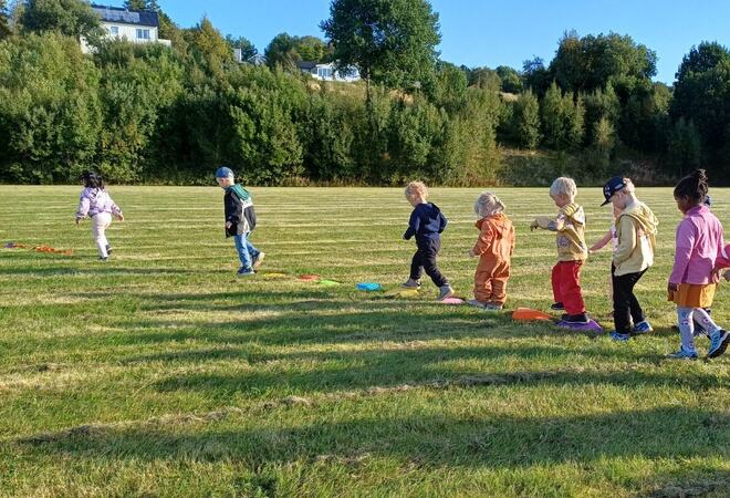 Barn leker på gresset