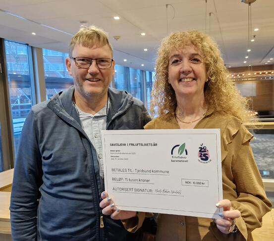 overrekking av gavesjekk til Tjeldsund kommune