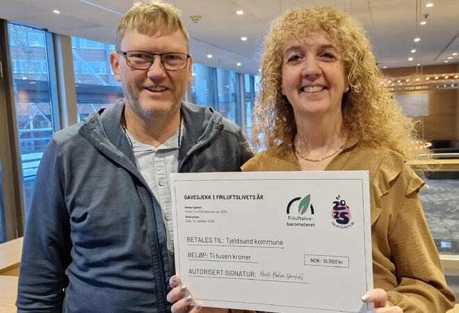 overrekking av gavesjekk til Tjeldsund kommune