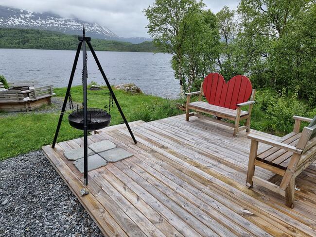 Fra Sollia i Grovfjord Foto av bålpanne og benk i Sollia, Grovfjord