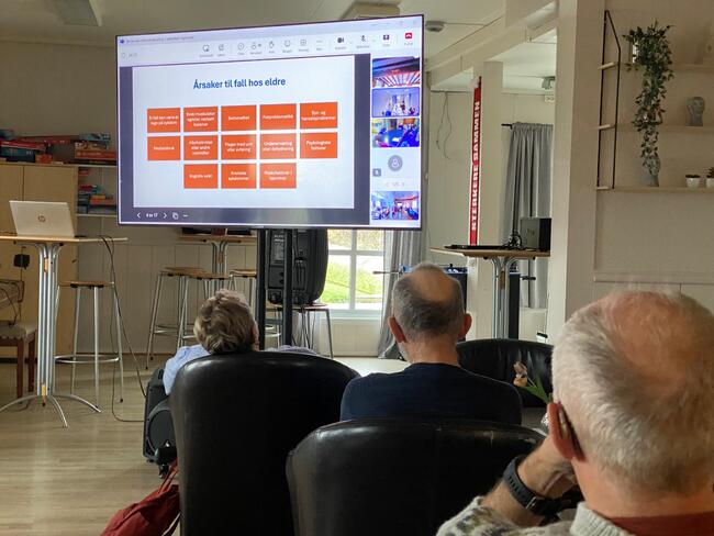 Tilhørere foran storskjerm på Frivilligsentralen