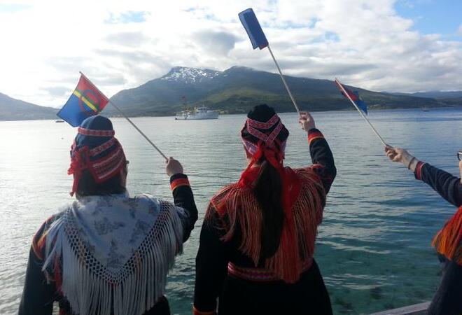 Vinker med samiske flagg til kongeskipet