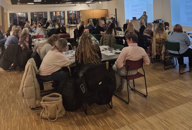 Viser mennesker samlet