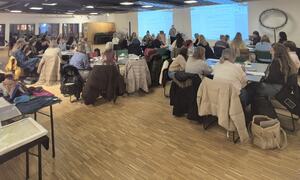 Viser mennesker samlet