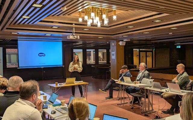 Oda Indgaard, en av to av Nord- Trøndelags representanter i transport- og kommunikasjonskomiteen her i en av flere sekvenser Oda Indgaard, en av to av Nord- Trøndelags representanter i transport- og kommunikasjonskomiteen her i en av flere sekvenser