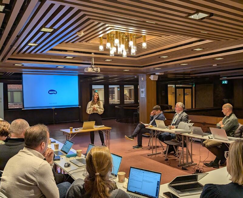 Oda Indgaard, en av to av Nord- Trøndelags representanter i transport- og kommunikasjonskomiteen her i en av flere sekvenser Oda Indgaard, en av to av Nord- Trøndelags representanter i transport- og kommunikasjonskomiteen her i en av flere sekvenser